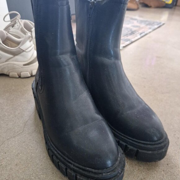 Black faux leather Chelsea boots. great condition, just dusty - Picture 3 of 4